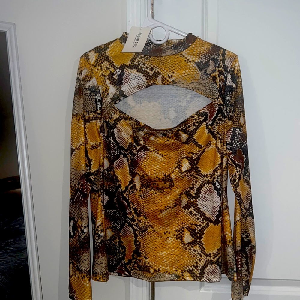 ⭐️Golden Snake-skin long sleeve top w/ sexy cut out🐍